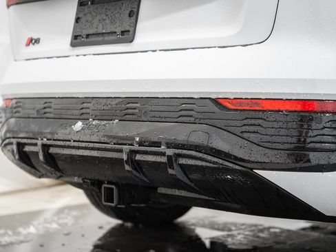 Used 2024 Audi Q8 e-tron Premium Plus image 7