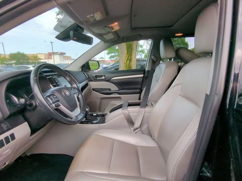Used 2019 Toyota Highlander XLE FWD image 6