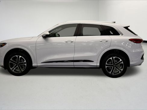 Used 2025 Audi Q5 Premium w/ Convenience Package image 2