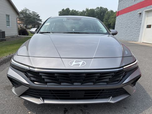 Used 2025 Hyundai Elantra SEL FWD image 9