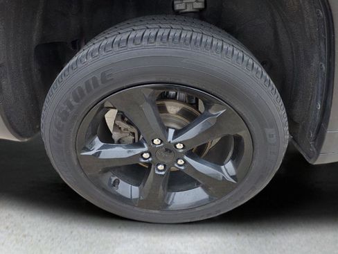 Used 2024 Jeep Grand Cherokee Altitude image 10