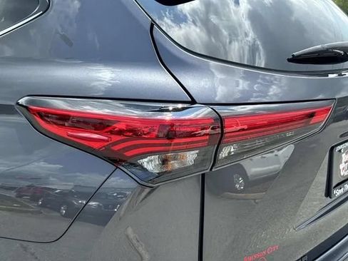 Used 2021 Toyota Highlander XLE AWD/4WD image 12