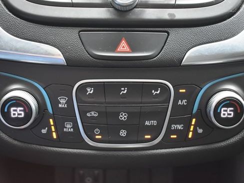 Used 2018 Chevrolet Equinox LT FWD image 29