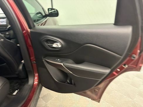 Used 2019 Jeep Cherokee Latitude Plus w/ Comfort/Convenience Group FWD image 17