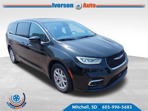 Used 2023 Chrysler Pacifica Touring-L FWD image 4