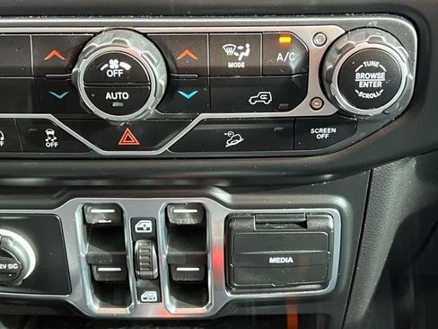 Used 2020 Jeep Wrangler Unlimited Sahara image 31