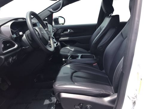 Used 2025 Chrysler Pacifica Select FWD image 9
