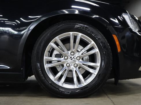 Used 2017 Chrysler 300 C RWD image 37