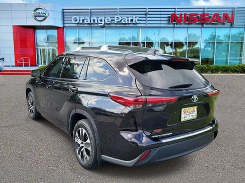 Used 2021 Toyota Highlander XLE FWD image 3