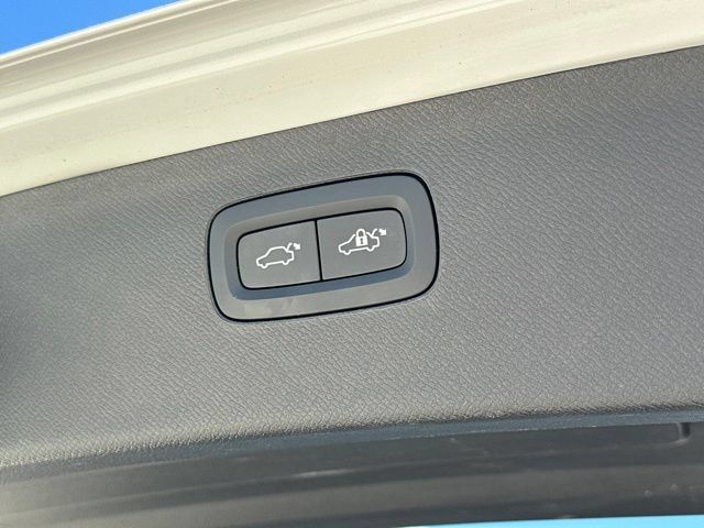 Certified 2023 Volvo XC90 B6 Ultimate w/ Protection Package AWD/4WD image 37