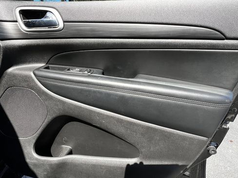 Used 2019 Jeep Grand Cherokee Laredo image 41