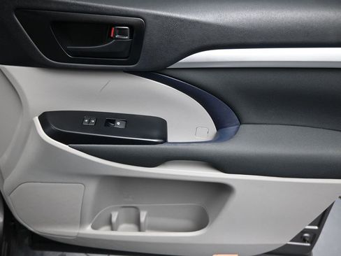 Used 2019 Toyota Highlander LE image 27