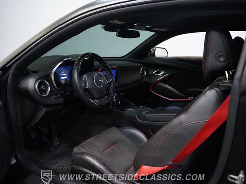 Used 2019 Chevrolet Camaro ZL1 RWD image 4