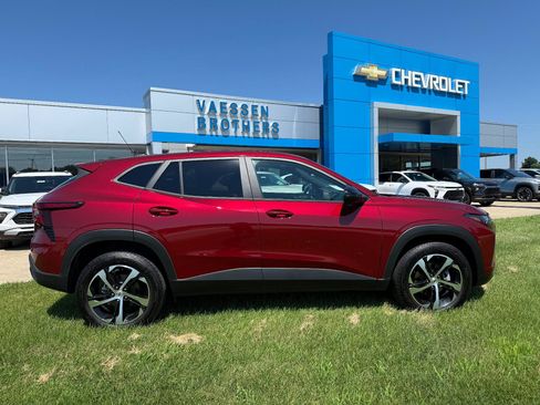 Used 2025 Chevrolet Trax RS w/ Sunroof Package FWD image 8