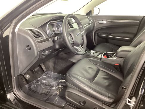 Used 2015 Chrysler 300 Limited image 31