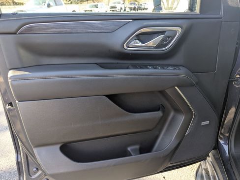 Used 2023 GMC Yukon SLT w/ SLT Premium Package image 12