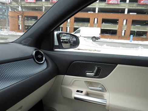 Used 2025 Mercedes-Benz GLA 250 4MATIC image 16