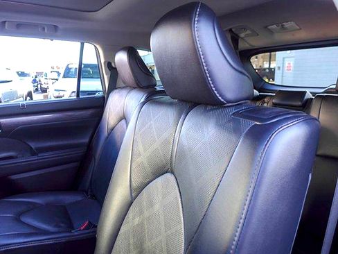 Used 2022 Toyota Highlander Platinum AWD/4WD image 11