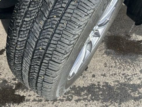 Used 2019 Toyota Highlander XLE image 4