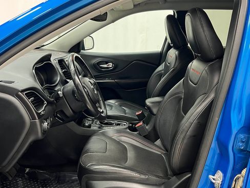 Used 2019 Jeep Cherokee Trailhawk AWD/4WD image 13
