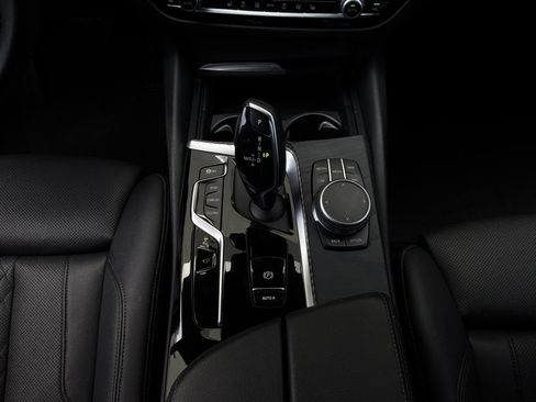 Used 2021 BMW 530i w/ Premium Package RWD image 16
