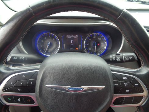 Used 2020 Chrysler Pacifica Touring-L FWD image 29