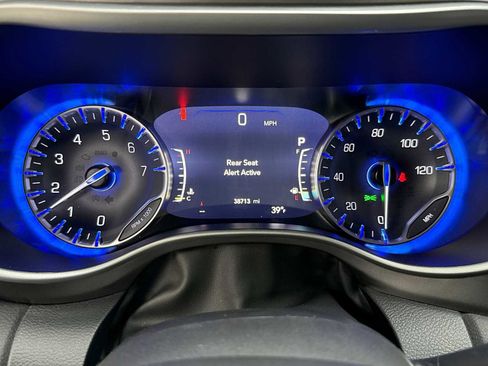 Used 2024 Chrysler Pacifica Touring-L image 10