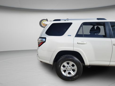 Used 2020 Toyota 4Runner SR5 AWD/4WD image 31