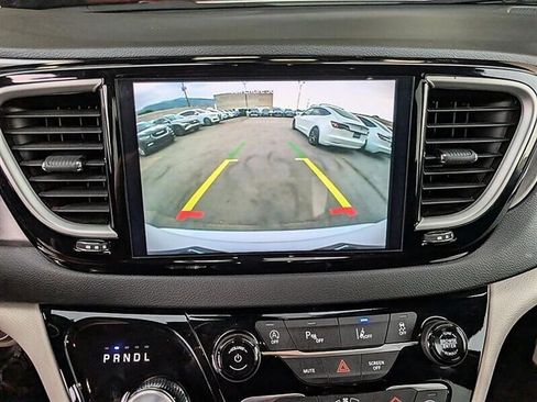 Used 2024 Chrysler Pacifica Touring-L FWD image 24
