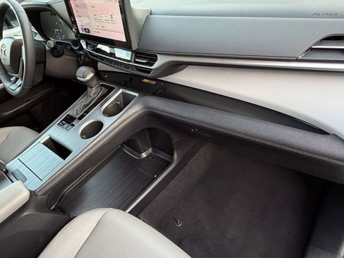 Used 2025 Toyota Sienna XLE FWD image 34