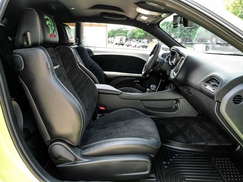Used 2015 Dodge Challenger SRT Hellcat RWD image 31