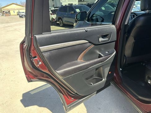 Used 2017 Toyota Highlander Limited image 39