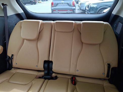 Used 2024 Kia Carnival LX image 9