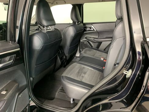 Used 2025 Mitsubishi Outlander SE image 32