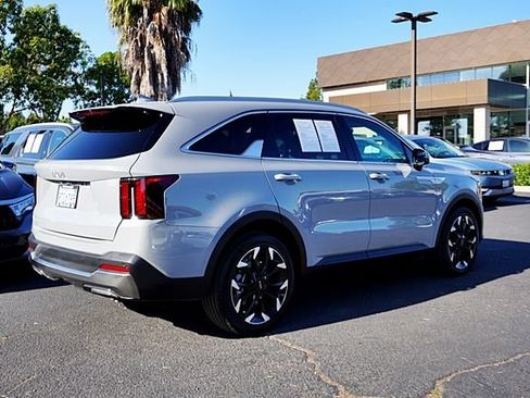 Used 2025 Kia Sorento EX w/ Panoramic Sunroof Package FWD image 8