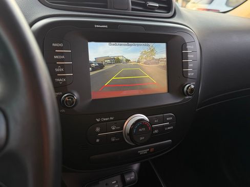 Used 2019 Kia Soul + image 32