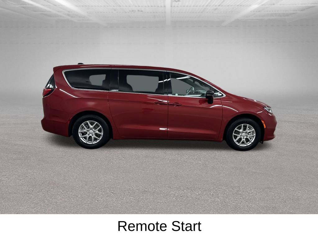Used 2025 Chrysler Pacifica Select FWD image 15