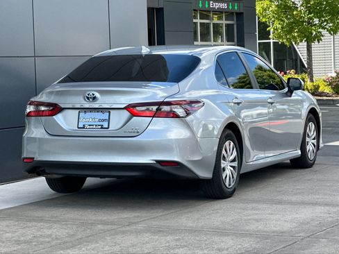 Used 2022 Toyota Camry LE FWD image 3