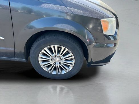 Used 2014 Chrysler Town & Country Touring-L FWD image 12