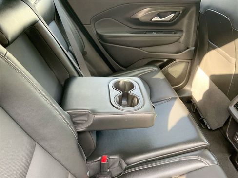 Used 2024 GMC Terrain SLT image 30