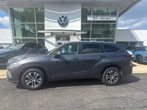 Used 2023 Toyota Highlander XLE AWD/4WD image 3
