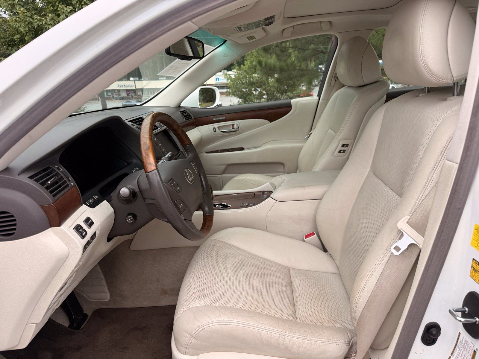 Used 2011 Lexus LS 460 w/ Comfort Pkg RWD image 35