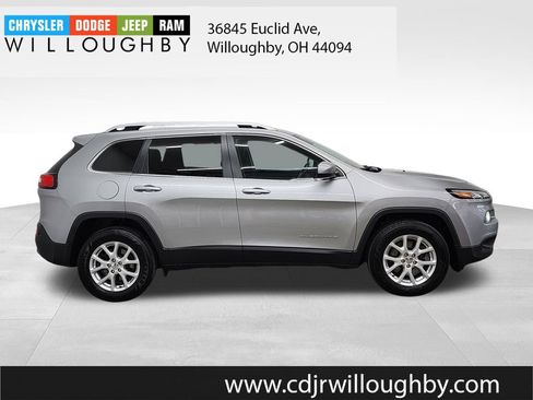 Used 2017 Jeep Cherokee Latitude w/ Cold Weather Group AWD/4WD image 4
