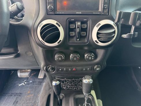 Used 2015 Jeep Wrangler Unlimited Sahara AWD/4WD image 29