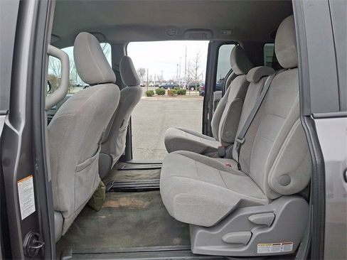Used 2017 Toyota Sienna LE image 10
