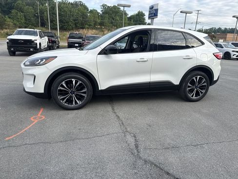 Used 2022 Ford Escape SE w/ SE Sport Appearance Package AWD/4WD image 3