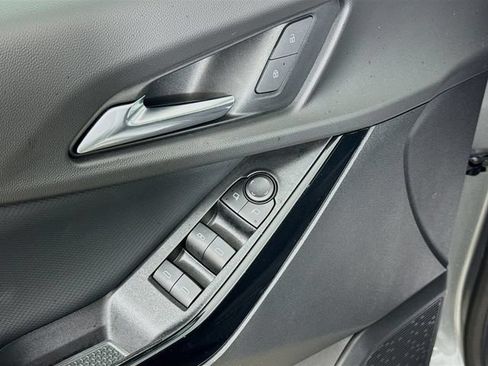 Used 2025 Chevrolet Equinox LT FWD image 19
