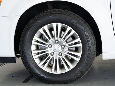 Used 2015 Chrysler Town & Country Touring-L image 4