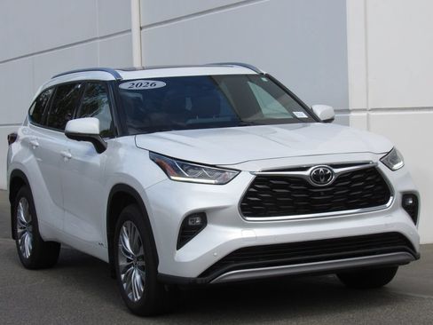 Used 2026 Toyota Highlander Limited AWD/4WD image 2