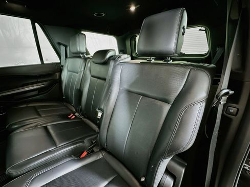 Used 2018 Ford Expedition XLT w/ Equipment Group 202A AWD/4WD image 23
